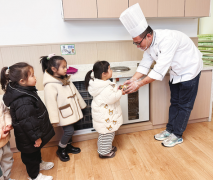 家长食堂掌勺 学生安心就餐 宝鸡开展“家校食堂